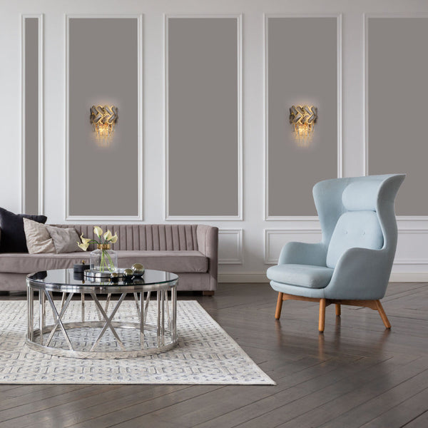 Настенный светильник в виде хрустального бра с золотым финишем, идеально подходит для роскошного интерьера гостиной или спальни.