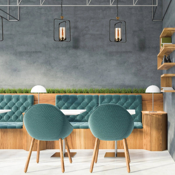 Подвесной светильник с черной металлической клеткой и янтарным стеклом, идеально подходит для современного интерьера столовой.