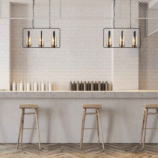 Черная металлическая подвесная люстра с янтарным стеклом над кухонным островом в современном интерьере.