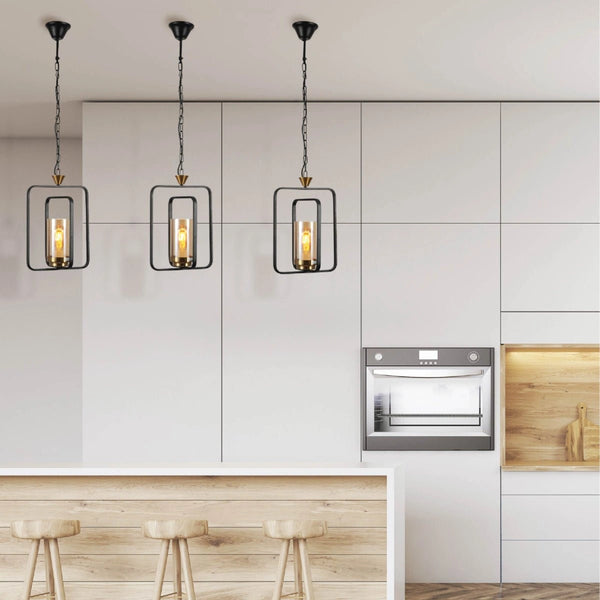 Подвесной светильник с черной металлической сеткой и янтарным стеклом, идеально подходит для современного интерьера кухни или столовой.