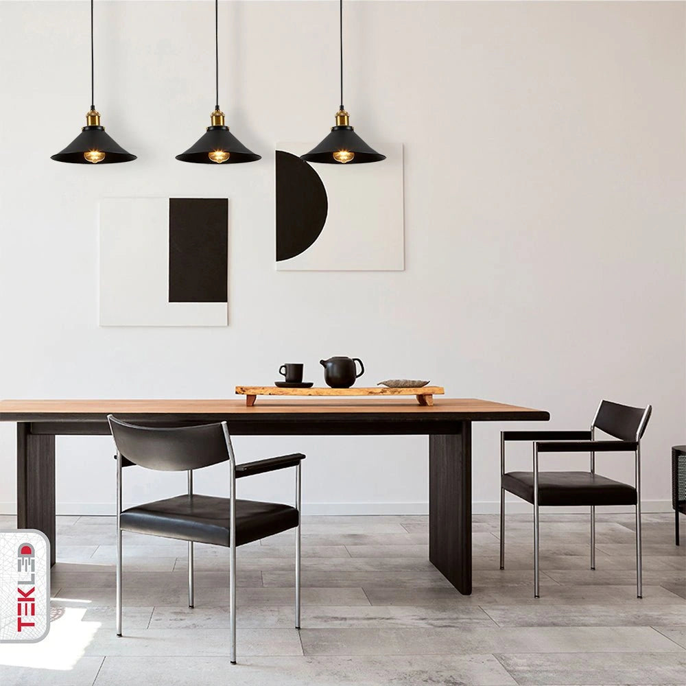 Подвесной светильник в черном металле в индустриальном интерьере кухни, создающий уютную атмосферу.