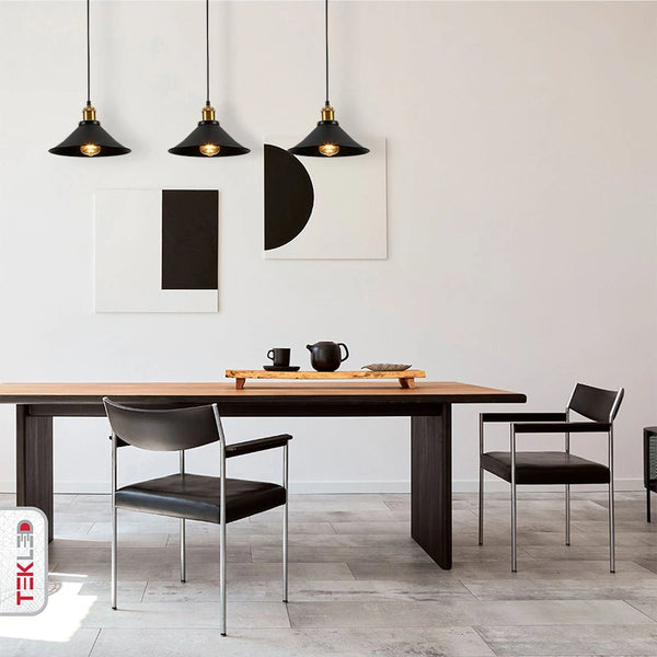 Подвесной светильник в черном металле в индустриальном интерьере кухни, создающий уютную атмосферу.