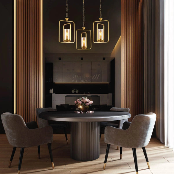 Подвесной светильник с золотой металлической решеткой и янтарным стеклянным абажуром, идеально подходит для современных интерьеров.