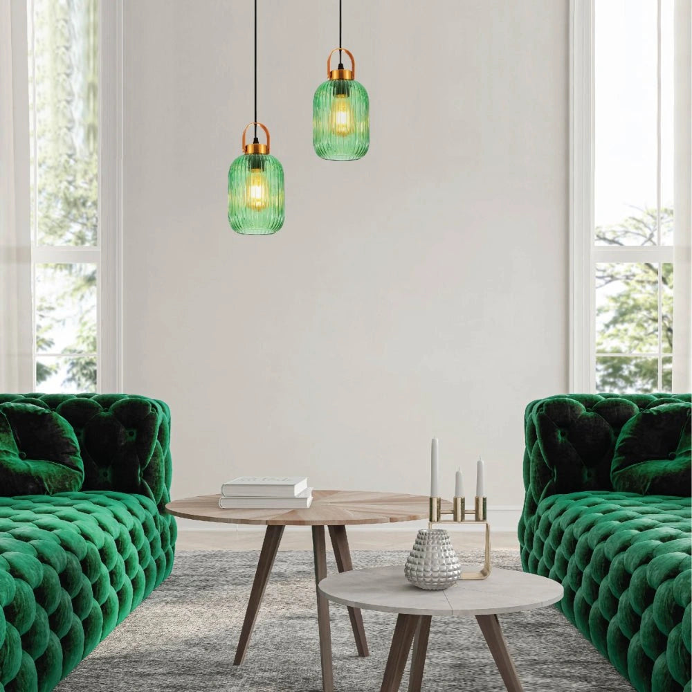 Подвесной светильник из ребристого зеленого стекла в современном интерьере, идеален для кухни или столовой.