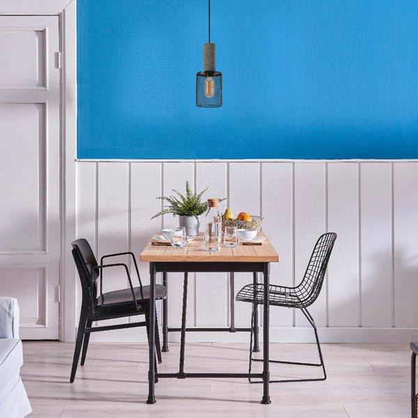 Четыре подвесные лампы из текстурного бетона с металлическими абажурами, идеально подходят для современных гостиных.