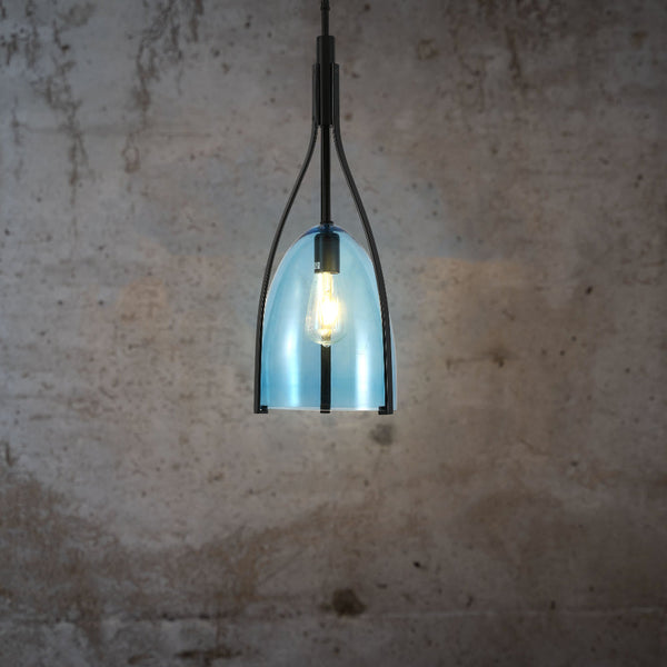 Основное изображение стеклянного подвесного светильника «Гавана» в современном интерьере, идеально подходящего для ванной комнаты.