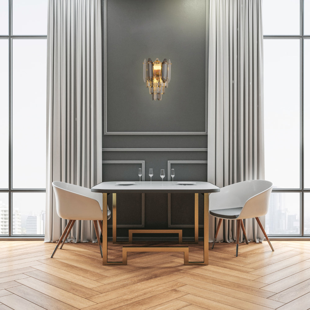 Современный настенный светильник с многоуровневыми кристаллическими элементами, идеально подходящий для гостиной в современном стиле.