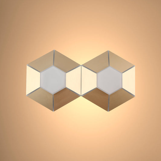 Современное тройное настенное освещение в форме сот с золотым основанием, идеально подходит для гостиных и спальнь.