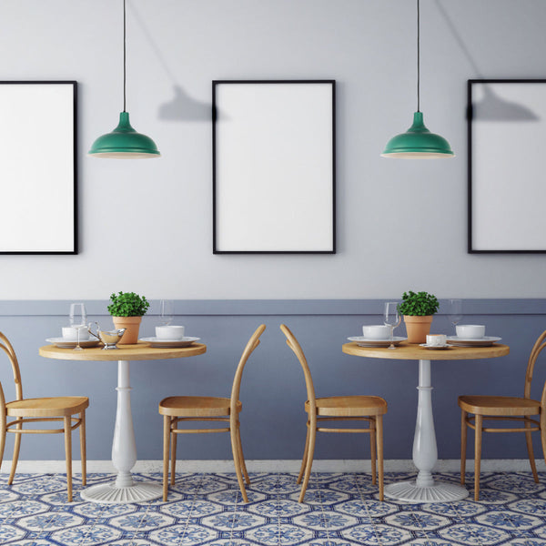 Современный подвесной светильник с металлическим абажуром, идеально смотрится на кухне в стиле минимализм.