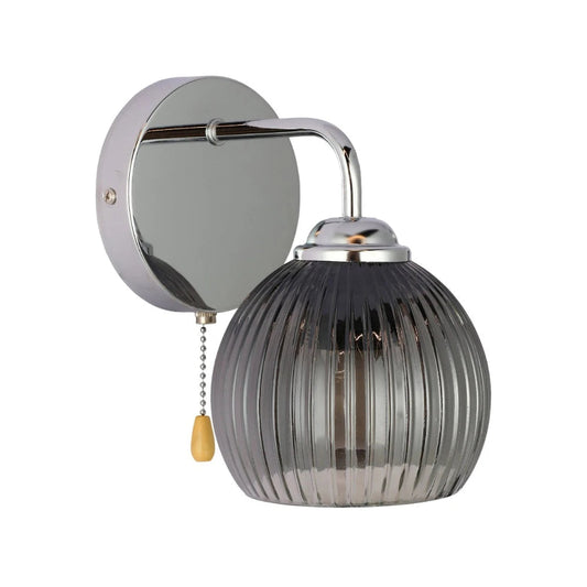 Настенная лампа с рифленым стеклянным шаром и золотым металлическим оформлением, идеально подходит для интерьеров в стиле индустриального ретро.