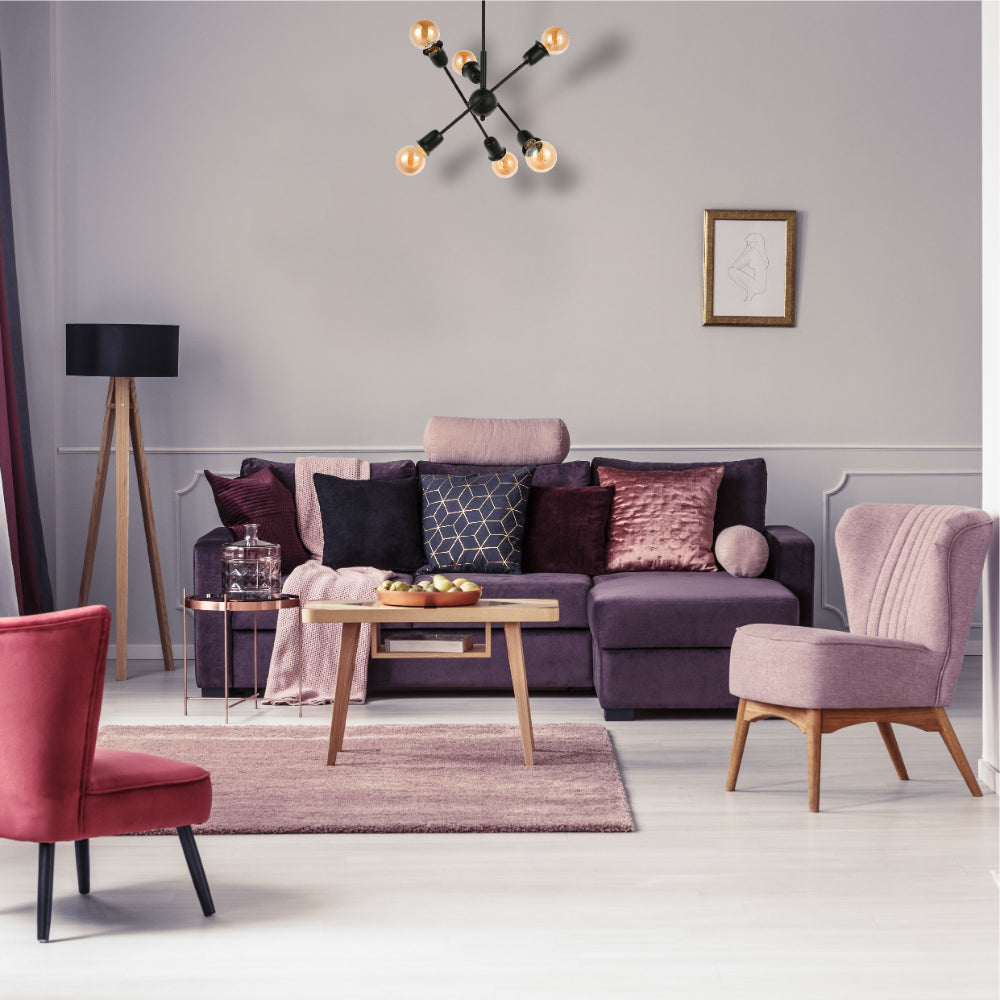 Люстра с черной стержневой конструкцией и регулируемой геометрией, идеальна для современных интерьеров гостиной.