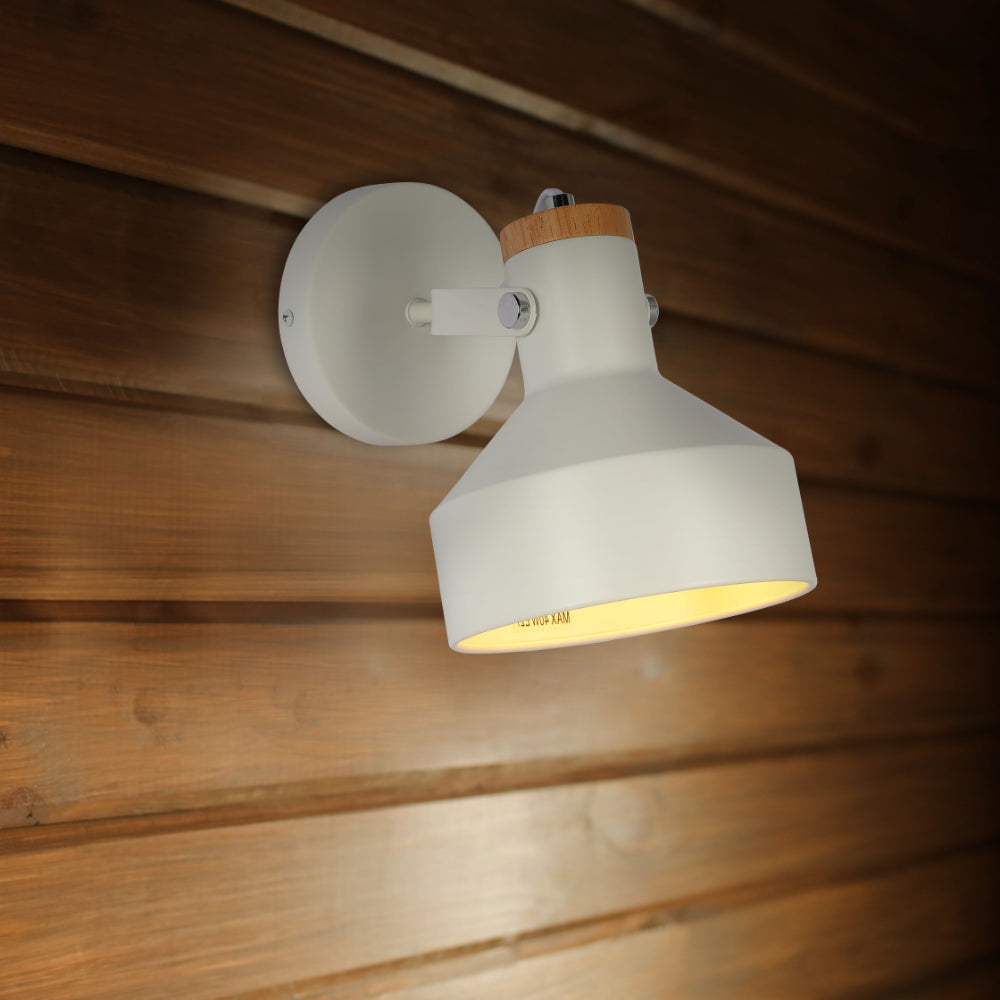 Настенный светильник из натурального дерева в скандинавском стиле, идеально подходит для гостиной или спальни с современным декором.