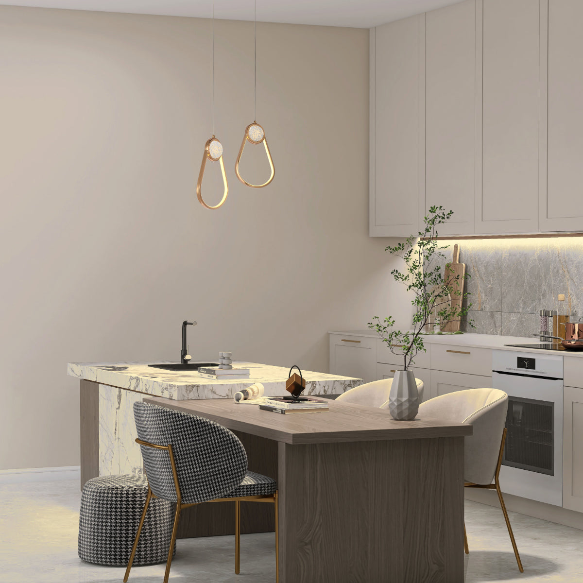 Потолочный светильник с перламутровым абажуром в современном интерьере, идеален для гостиной или столовой.