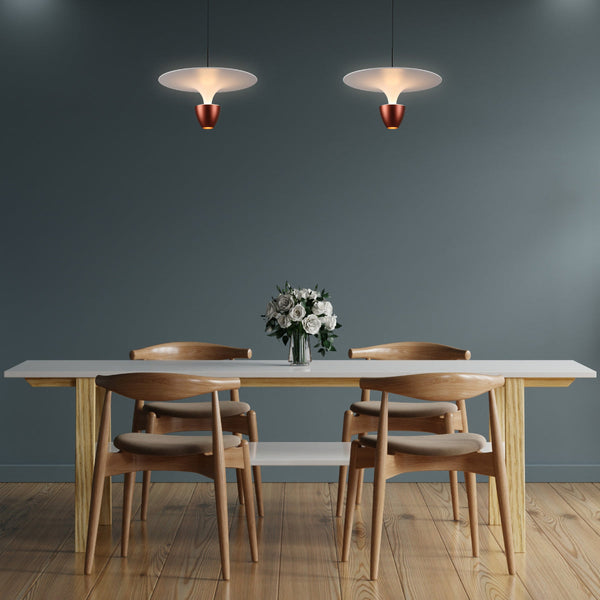 Подвесная лампа с коричневым абажуром, идеальна для создания уютной атмосферы в гостиной с современным интерьером.