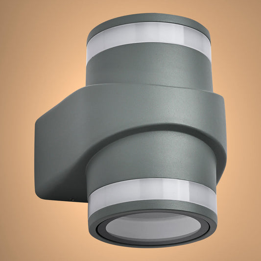 Стенный светильник из алюминия с направленным светом, идеален для современного интерьера в коридорах и ванных комнатах.