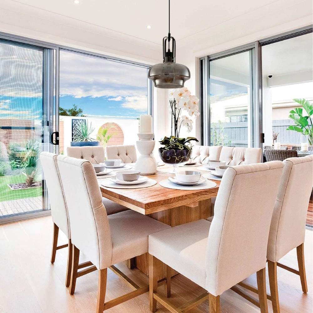 Подвесной светильник с черным металлом и дымчатым стеклом, идеален для современных интерьеров в гостиной или столовой.