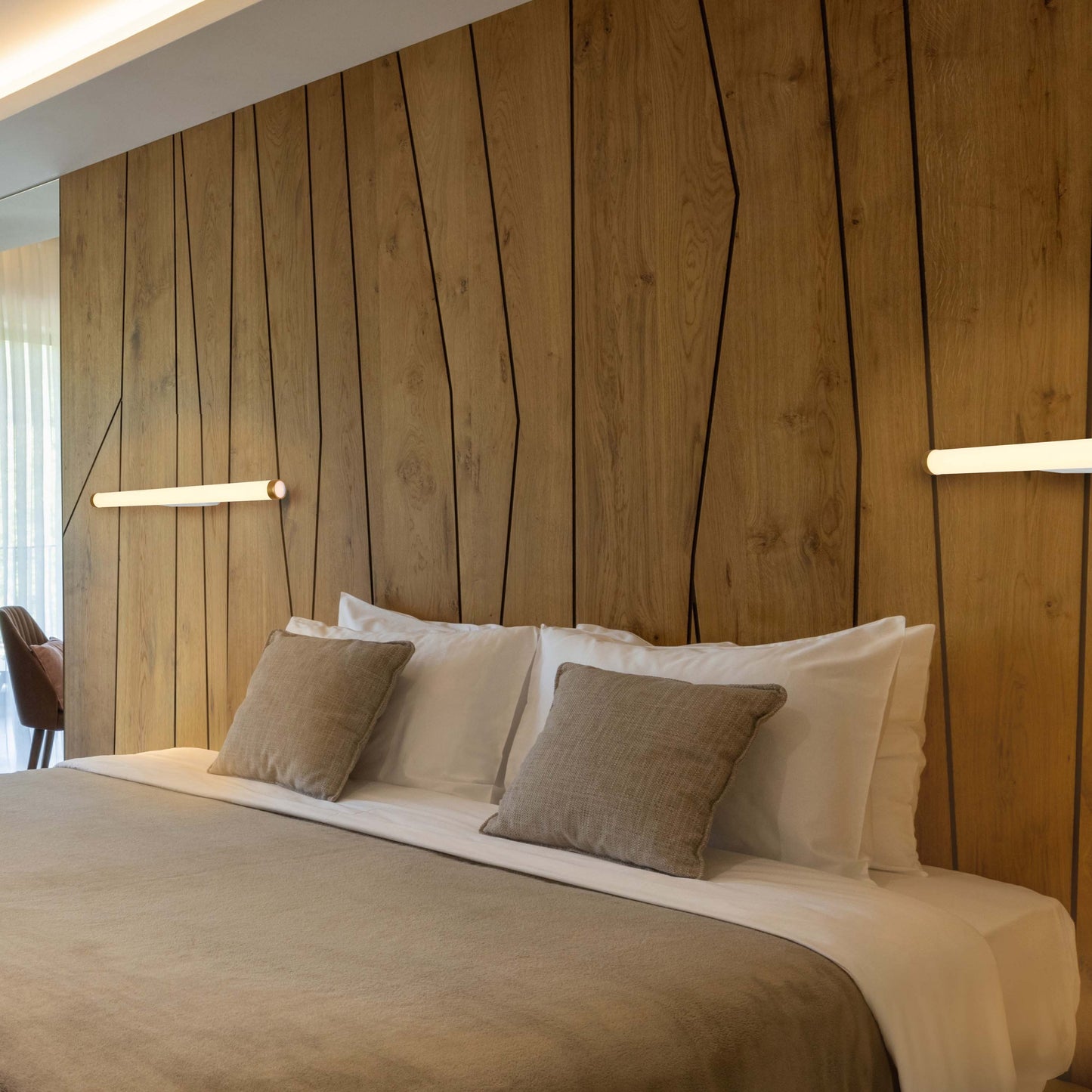 Хромдағы макияжға арналған жарықдиодты жарықтандыруы бар заманауи айна