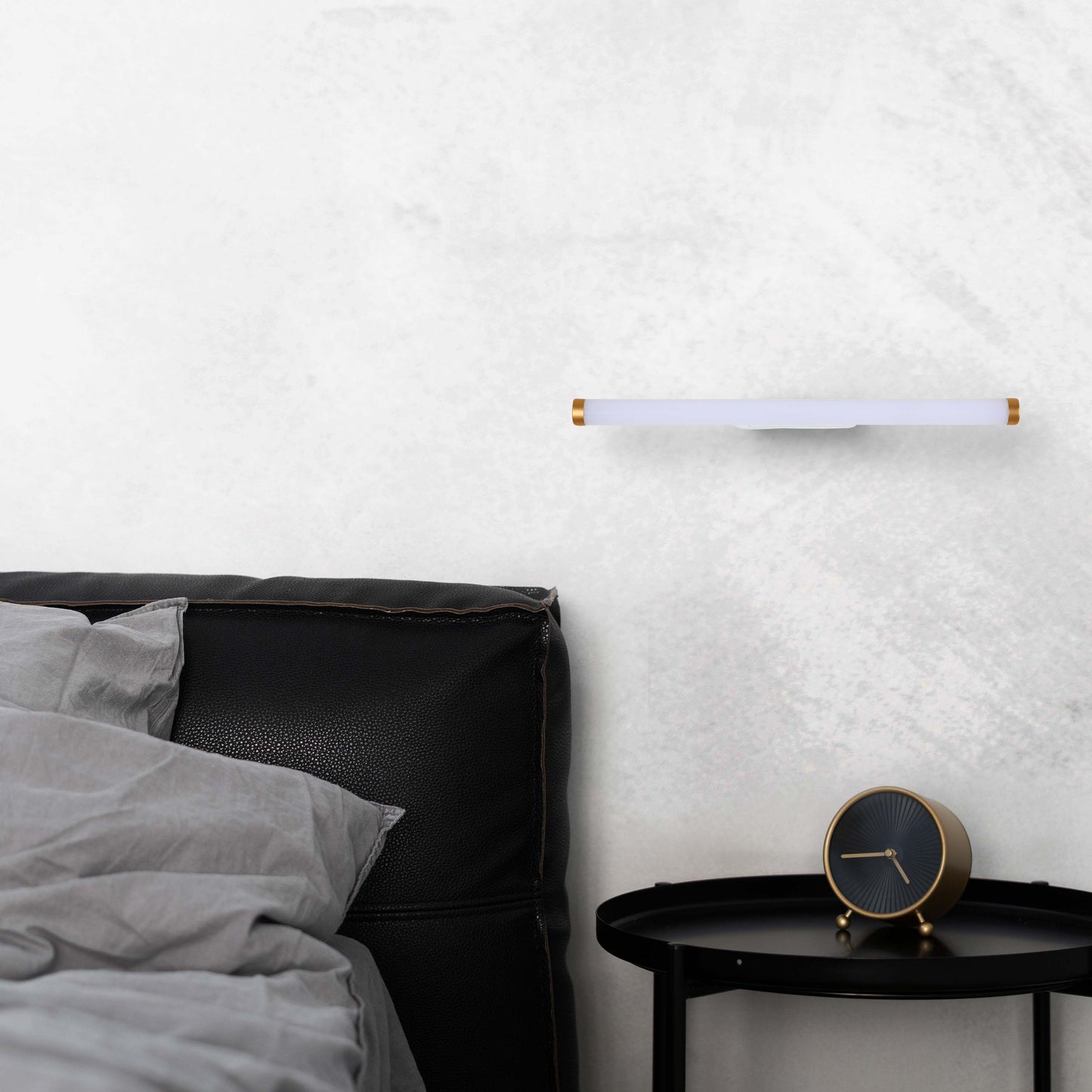 Хромдағы макияжға арналған жарықдиодты жарықтандыруы бар заманауи айна