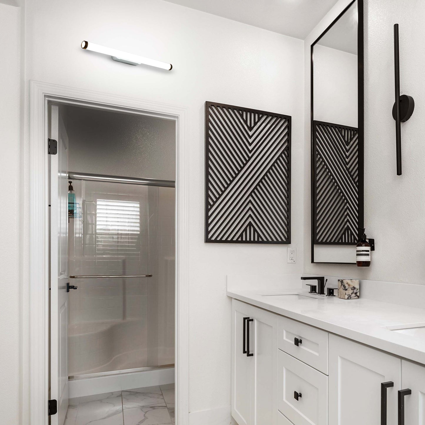 Хромдағы макияжға арналған жарықдиодты жарықтандыруы бар заманауи айна