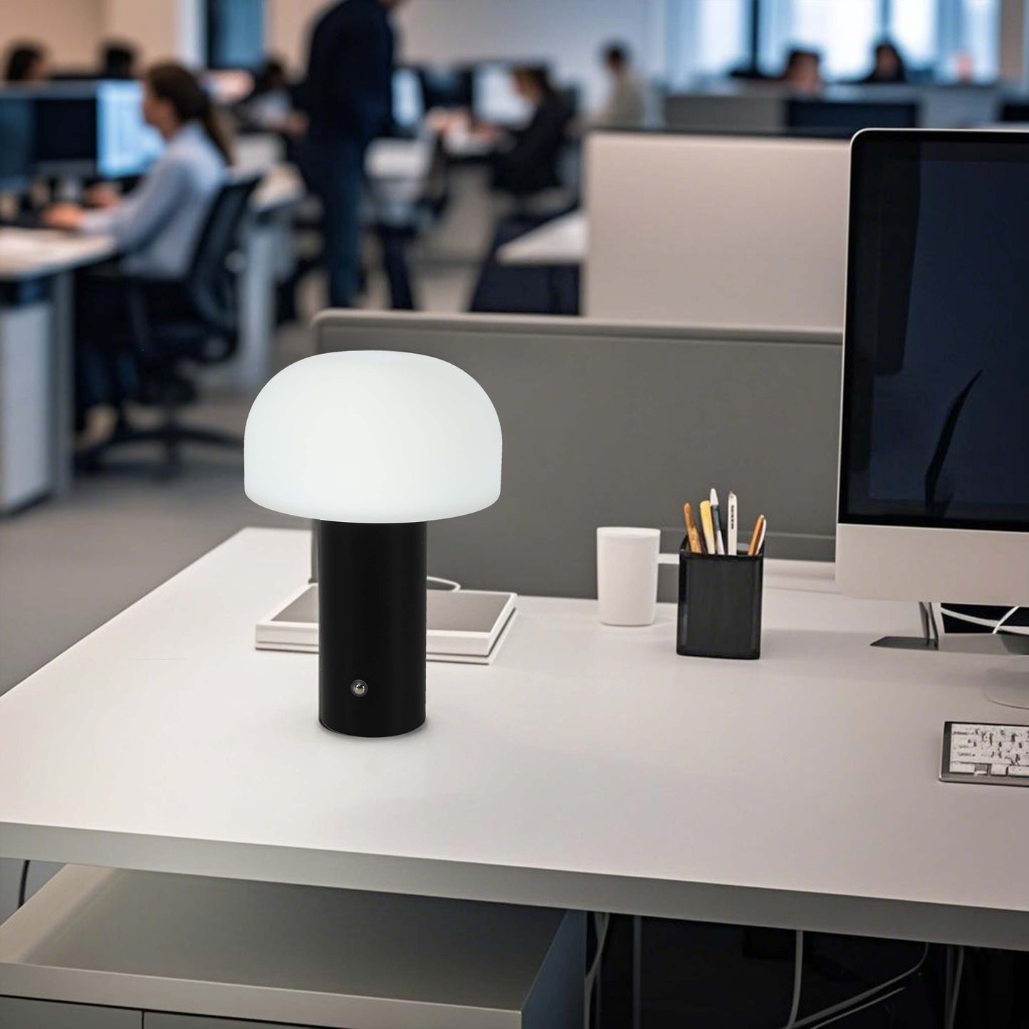 Современная LED-лампа в минималистичном дизайне в виде гриба.