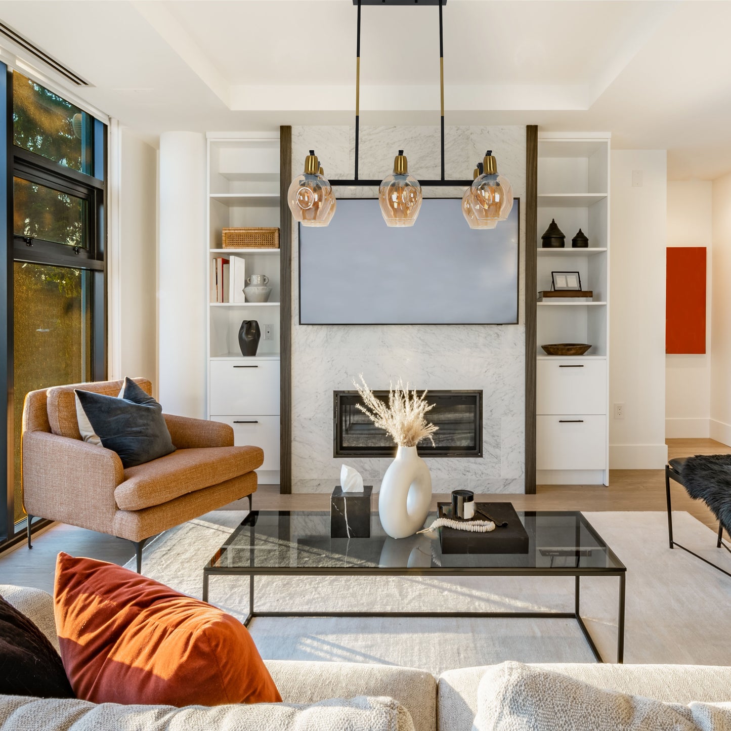 Люстра на потолок с черным золотым металлическим корпусом и янтарными конусами, 6xE27