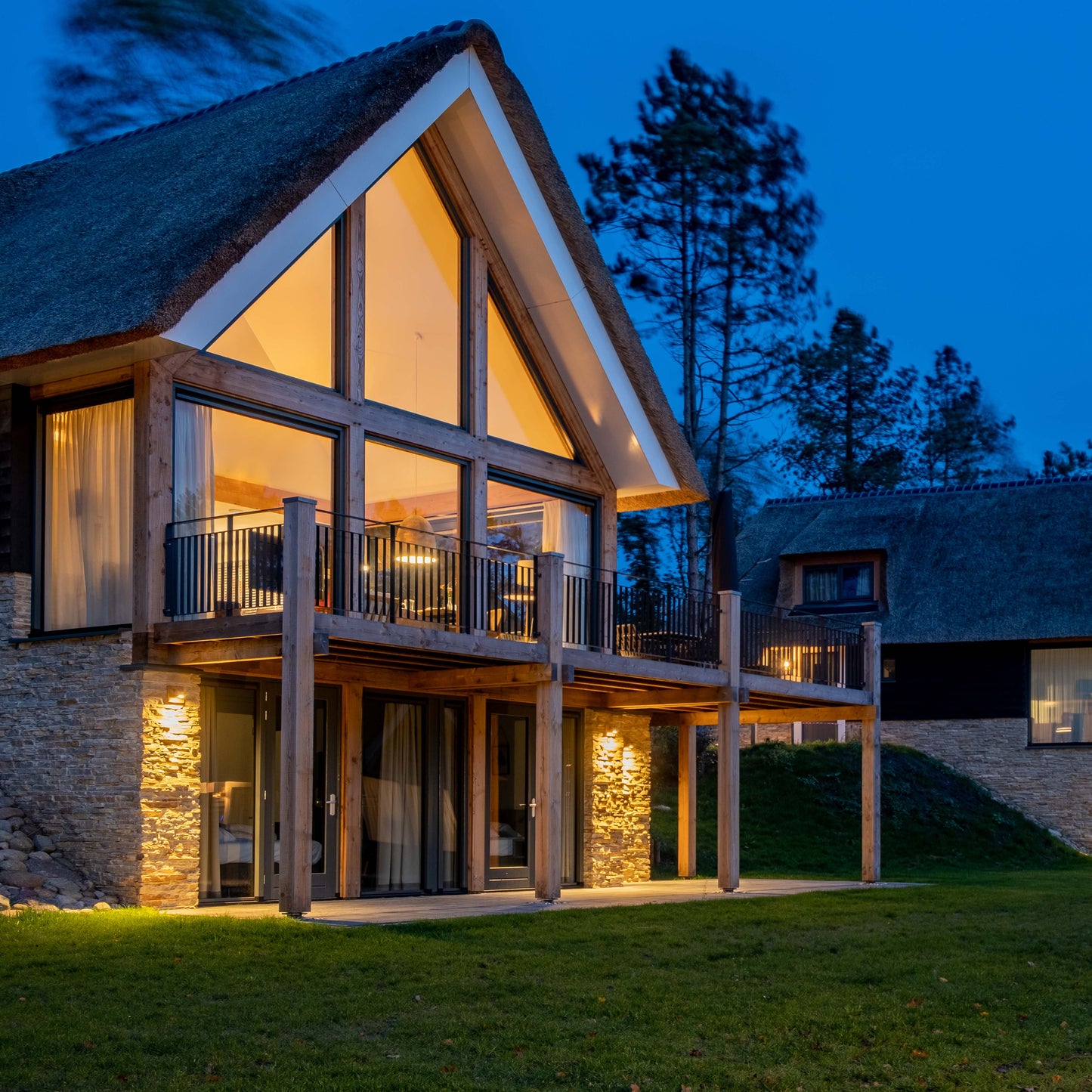 Настенный светильник LED 318G ECO (1×GU10, чёрный, IP54)