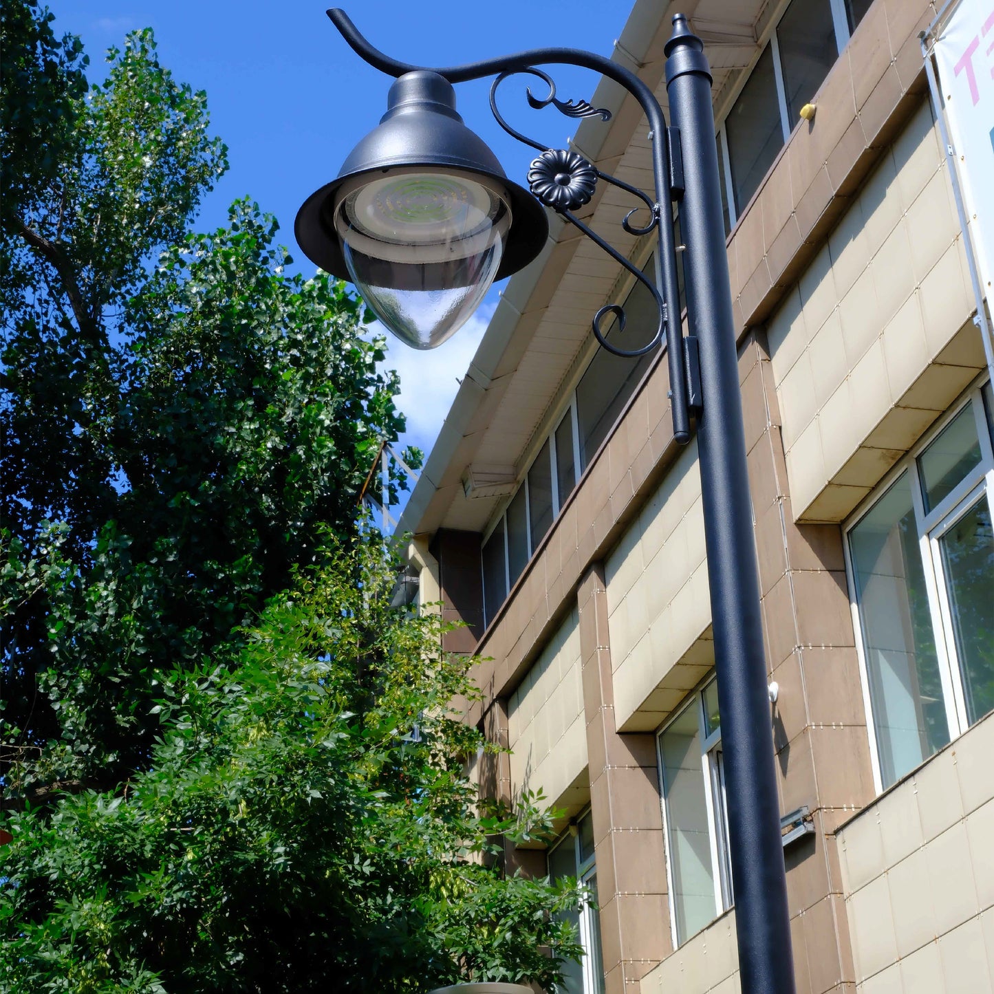 HJ01 - екпін жолағы және GU5.3 негізі бар заманауи трек шамы.