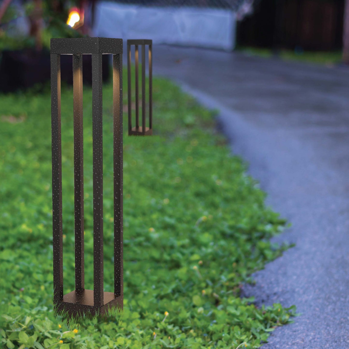 HJ01 - екпін жолағы және GU5.3 негізі бар заманауи трек шамы.