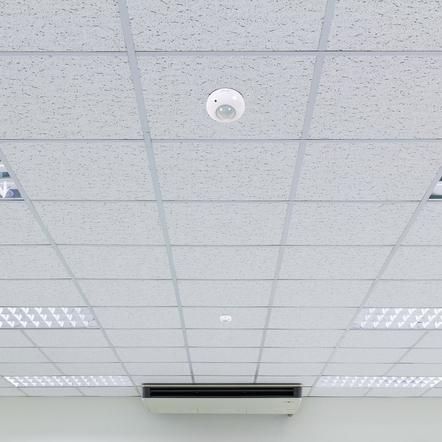 HJ01 - екпін жолағы және GU5.3 негізі бар заманауи трек шамы.