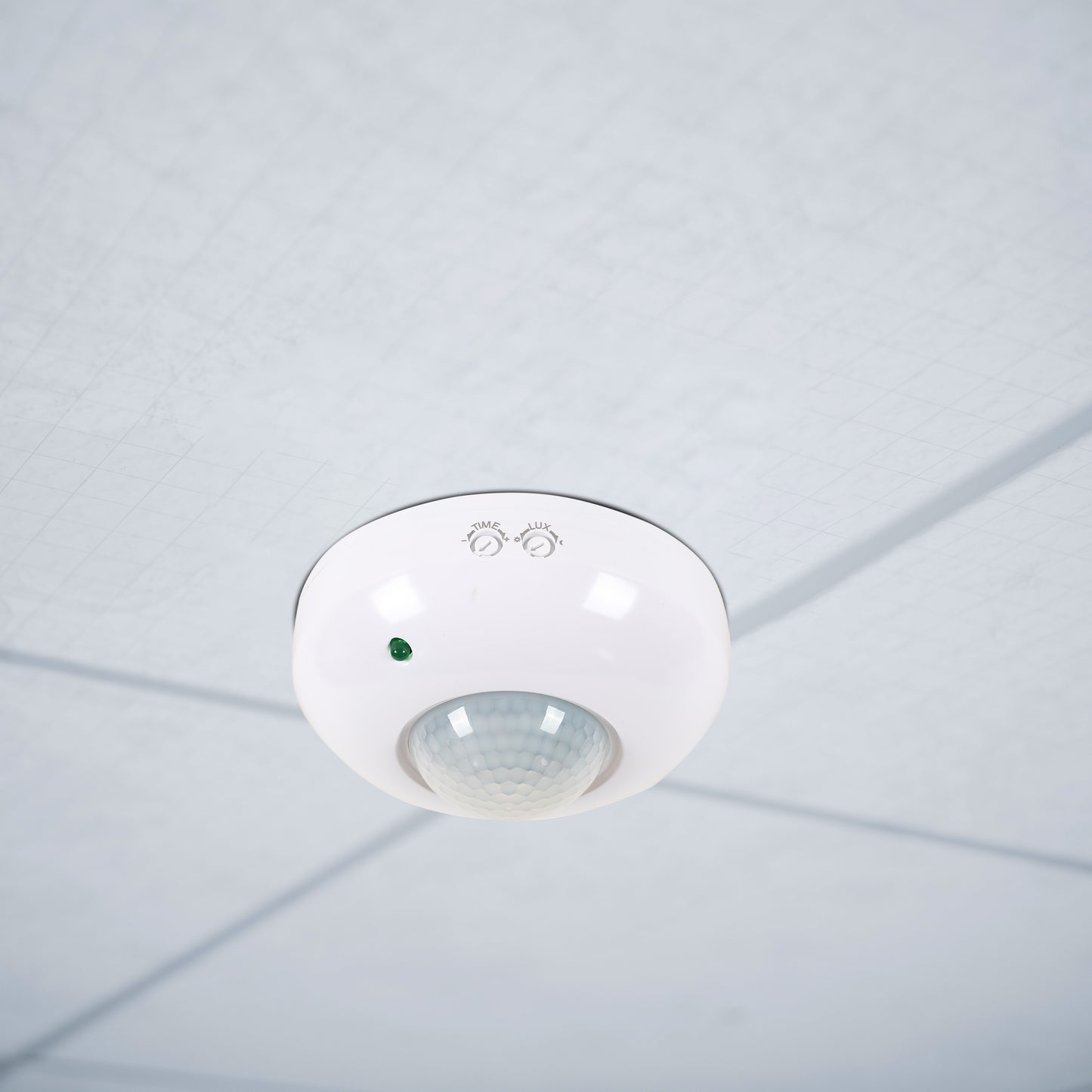 HJ01 - екпін жолағы және GU5.3 негізі бар заманауи трек шамы.