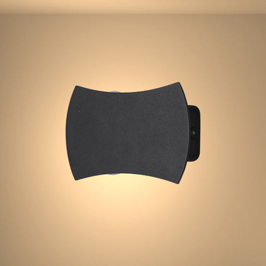 Современный уличный светильник с двумя направленными светодиодами, идеально подходит для ванных комнат и фасадов в минималистичном стиле.