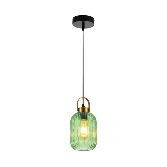 Основное изображение зеленого стеклянного фонаря-подвески с ребристым дизайном, идеально подходящего для современных интерьеров.