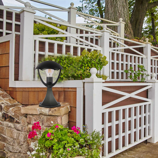 Главное изображение уличного светильника на пьедестале в черном цвете, идеально подходящего для загородных участков и современных фасадов.