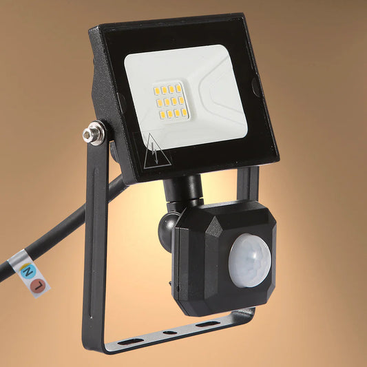 Фонарь-прожектор 10W с датчиком движения, идеален для освещения внешних пространств с современным дизайном.