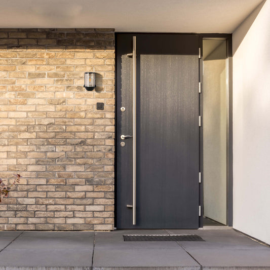 Настенный светильник в классическом стиле, идеально подходит для наружного освещения террас и садов, обладая атмосферным дизайном.