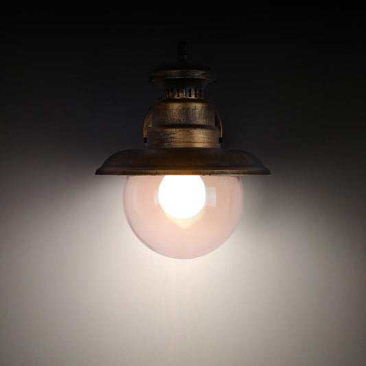 Уличный настенный фонарь в черном цвете с золотым акцентом, идеально подходит для террас и садов в современном стиле.